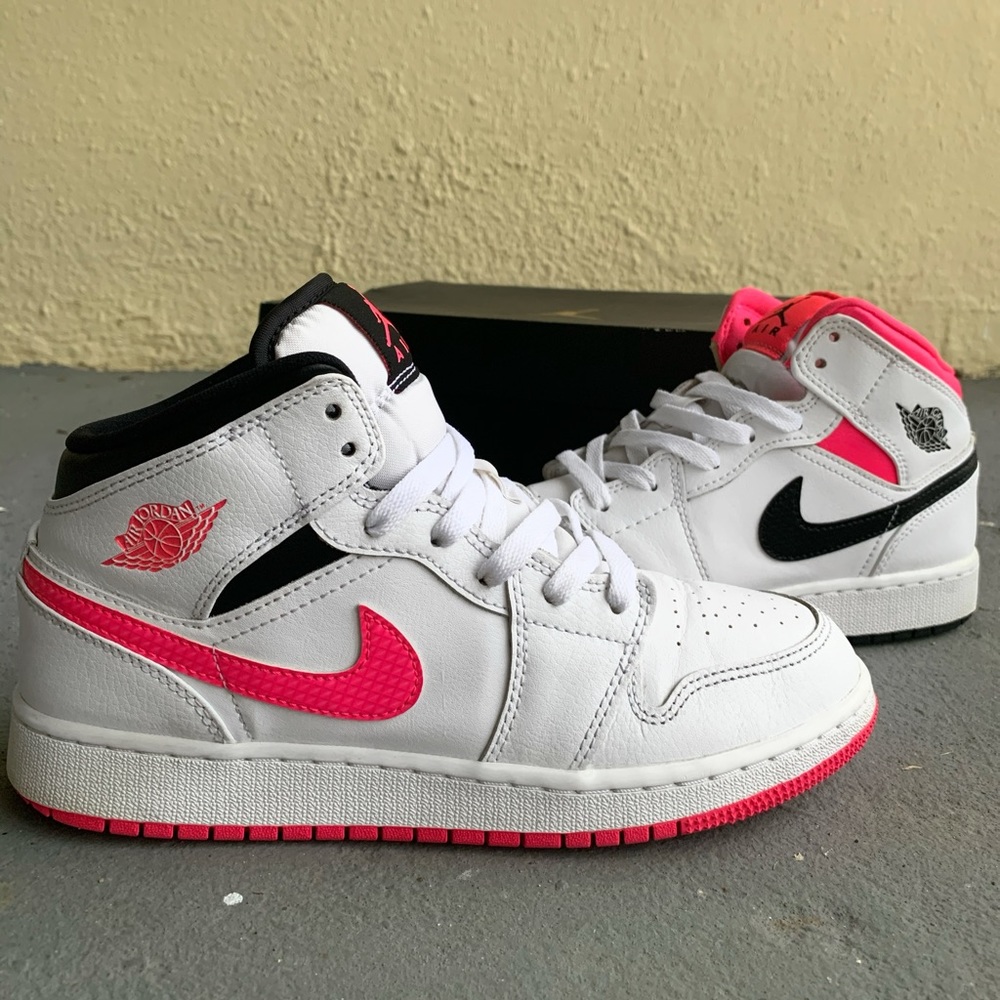 Nike Air Jordan 1 Retro "Hyper Pink"